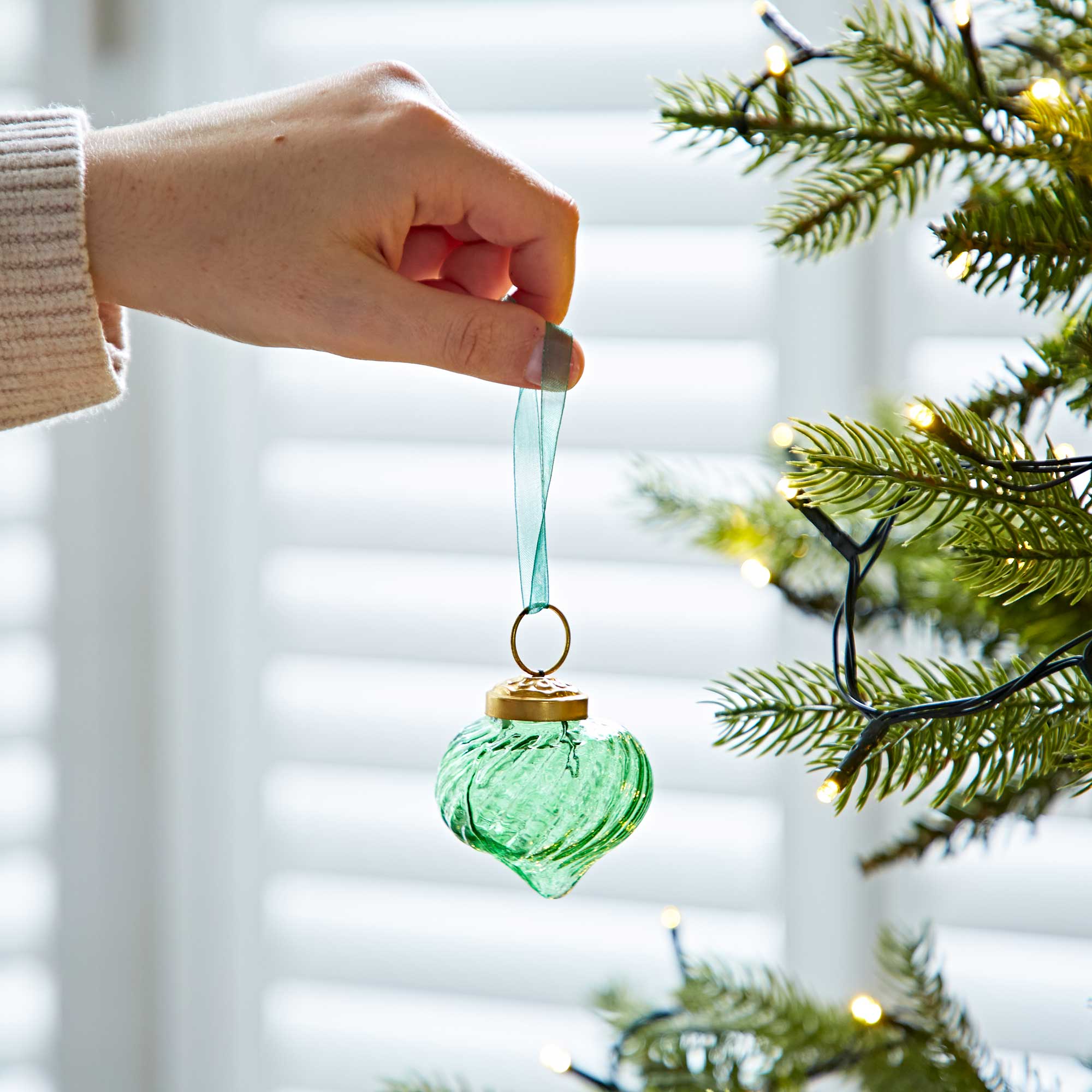 The Paper High Gift Company Limited – wholesale Prydnadsset – Set med 4 färgglada regndroppsformade julgransprydnader i återvunnet glas från Keya3