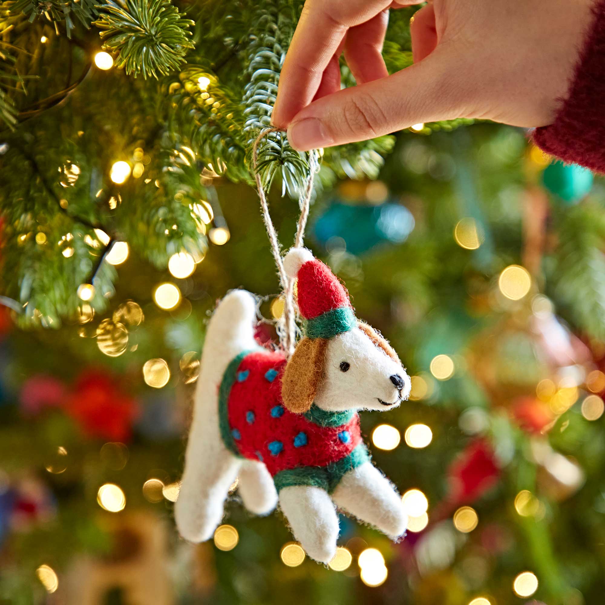 The Paper High Gift Company Limited - Venta al por mayor Adornos - Perro de Fieltro con Jersey Decoración de Navidad1