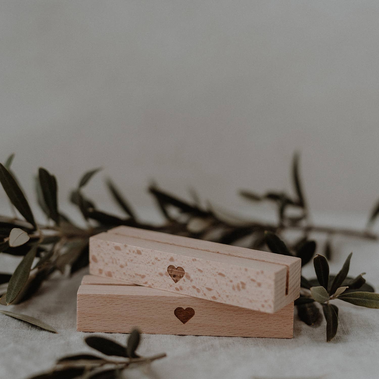 Eulenschnitt – Großhandel Bildleiste – Kartenständer 2er Set - 10,5cm Herz (VE = 6 Sets)5