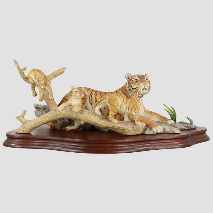 Bengalisk tigerska och ungar Border Fine Arts för wholesale av Grays 1922