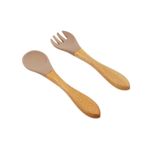 Ensemble de cuillère et fourchette pour bébé en silicone/bois couleur taupe chaud pour la vente par Snuggly Figs Ltd.