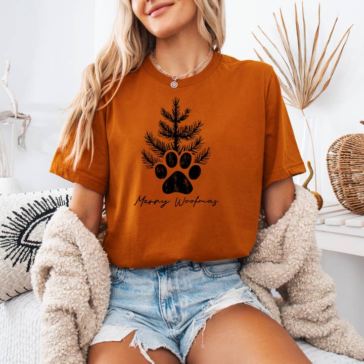 T-shirt ou pull graphique patte de chien Joyeux Woofmas pour la vente par Sam & Seb Co.