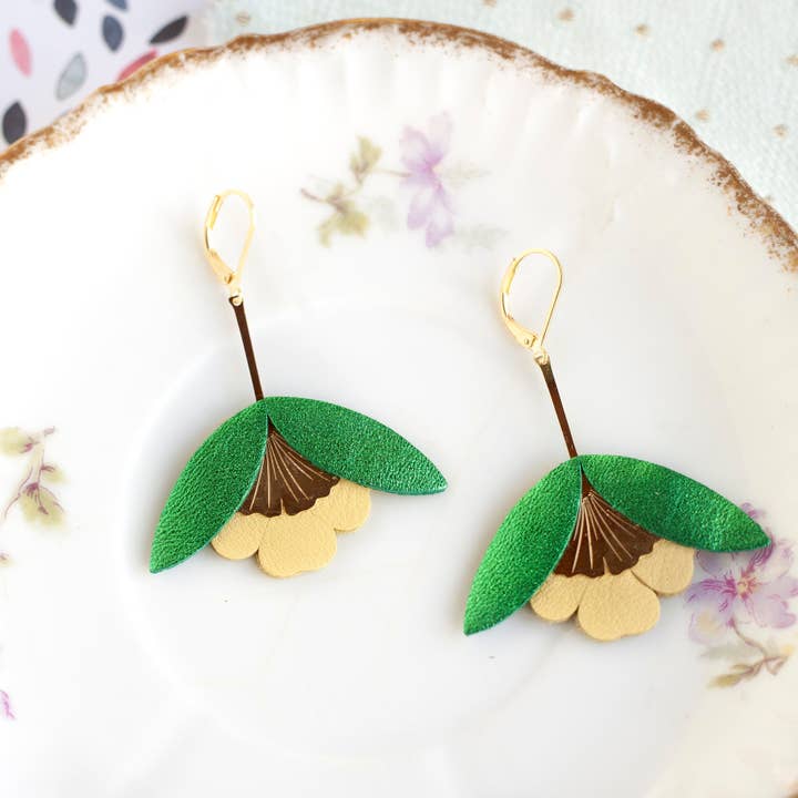 Ginkgo Bloem Oorbellen – Groen en Geel Leer voor wholesale door Chenoha Studio