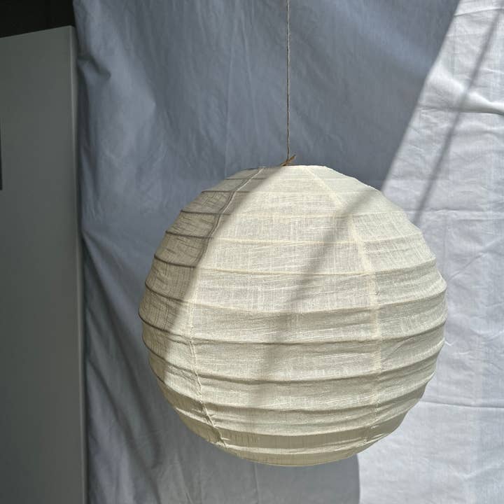 Office Objets - Wholesale Chandelier/Hanging Light - Medium round Japanese-style pendant light in rattan and natural linen D:407