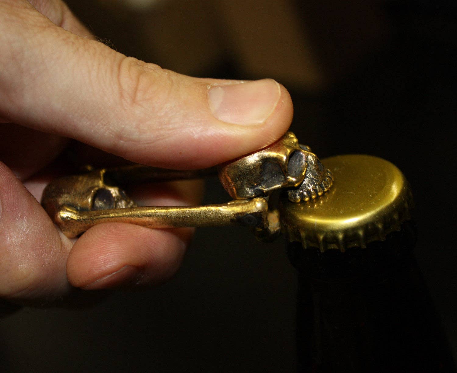 JAC ZAGOORY DESIGNS - Vente Ouvre-bouteille/tire-bouchon - Décapsuleur Crâne mordant en bronze jaune2