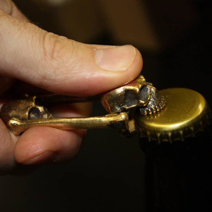 JAC ZAGOORY DESIGNS - Vente Ouvre-bouteille/tire-bouchon - Décapsuleur Crâne mordant en bronze jaune2