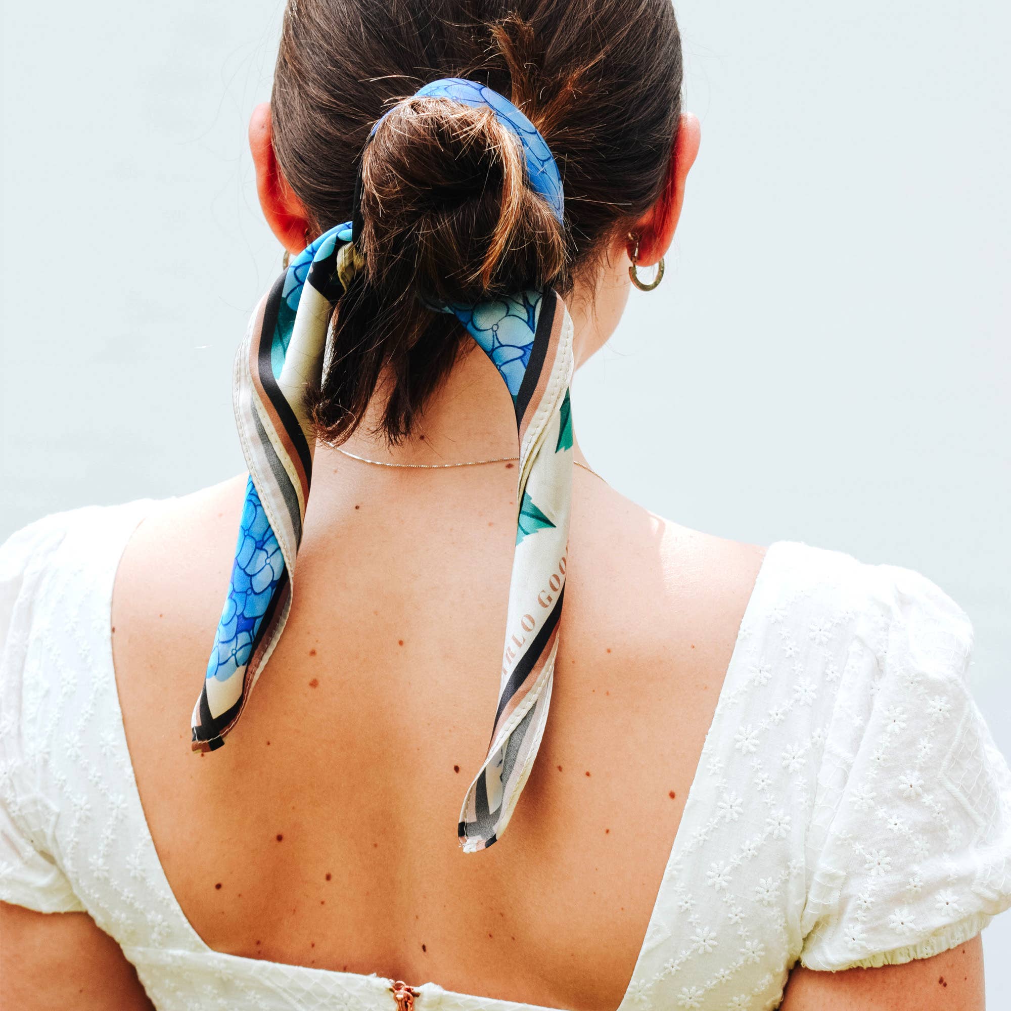 Arlo Goods – Großhandel Schal – Damen – Seidenschal mit Schlange und Hortensien8