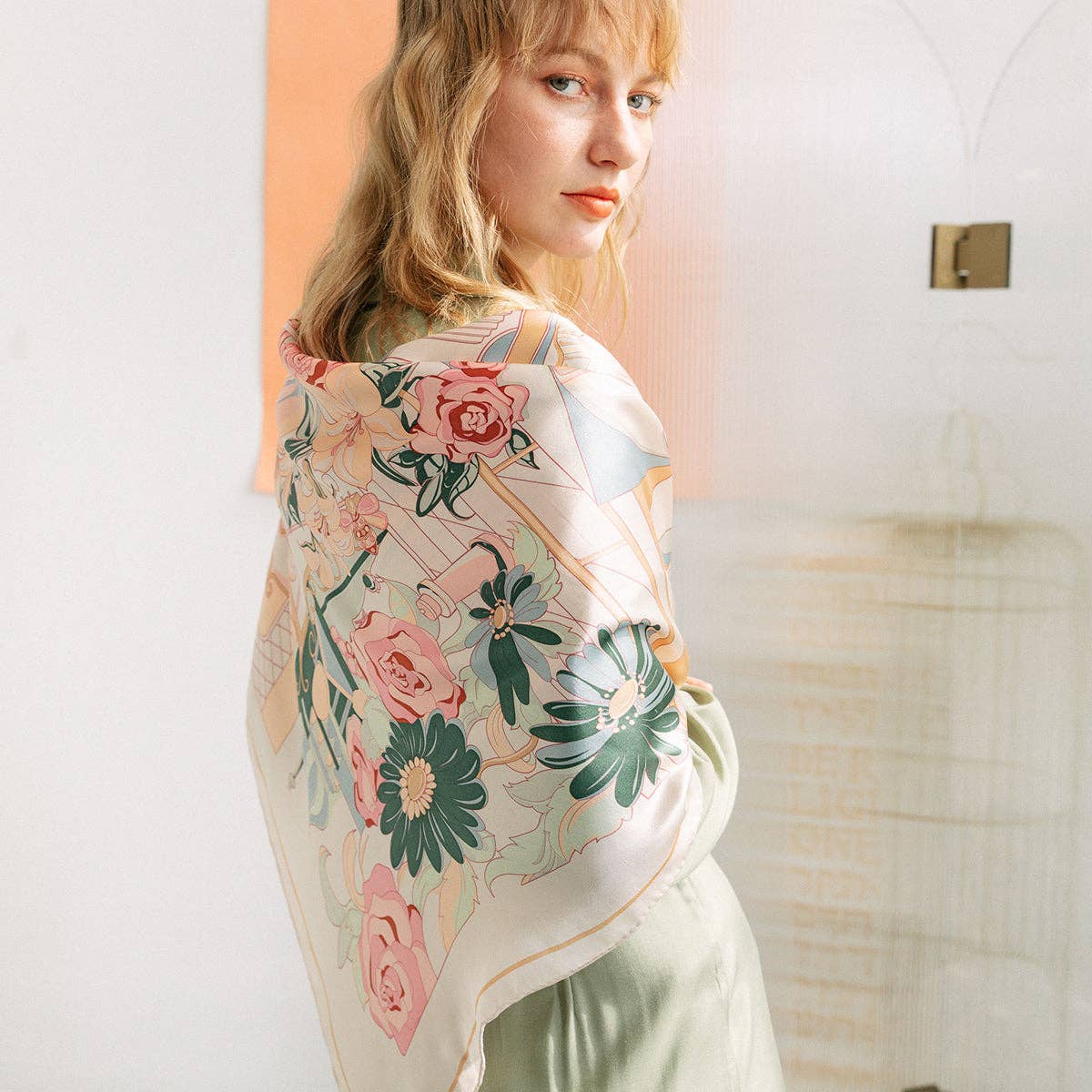 Champagne "Vintage Blooms" großer Seiden-Schal im Quadratform – Champagne für den Großhandel auf Faire2