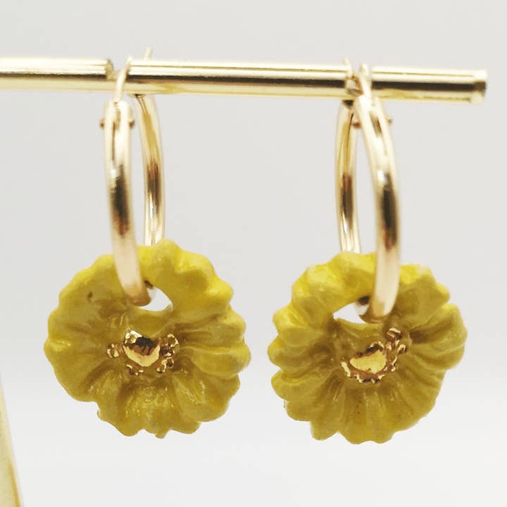 Boucles d'oreilles fleur jaune et or Gold Filled Marguerites for wholesale by Corinne Ceramique
