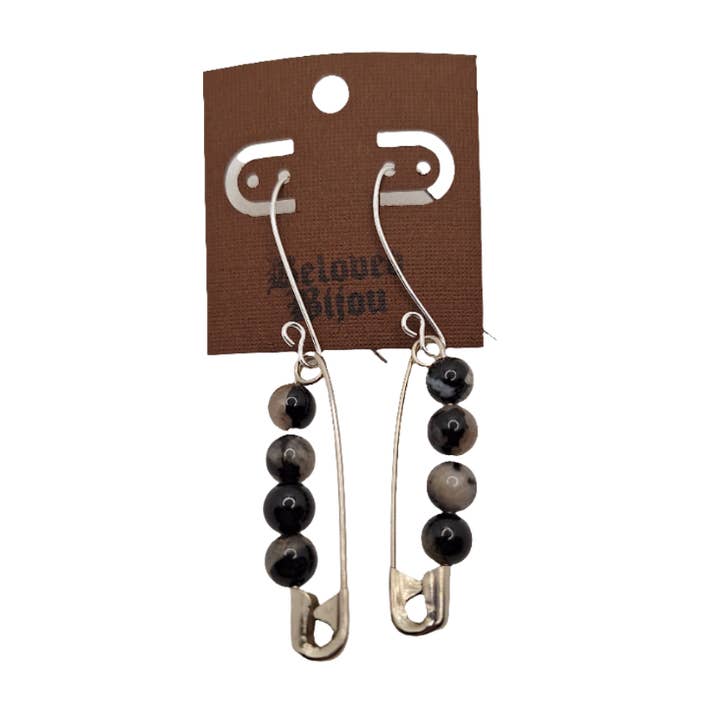 Boucles d'oreilles goupille de sécurité pour la vente par Beloved Bijou Adornments and Apothecary