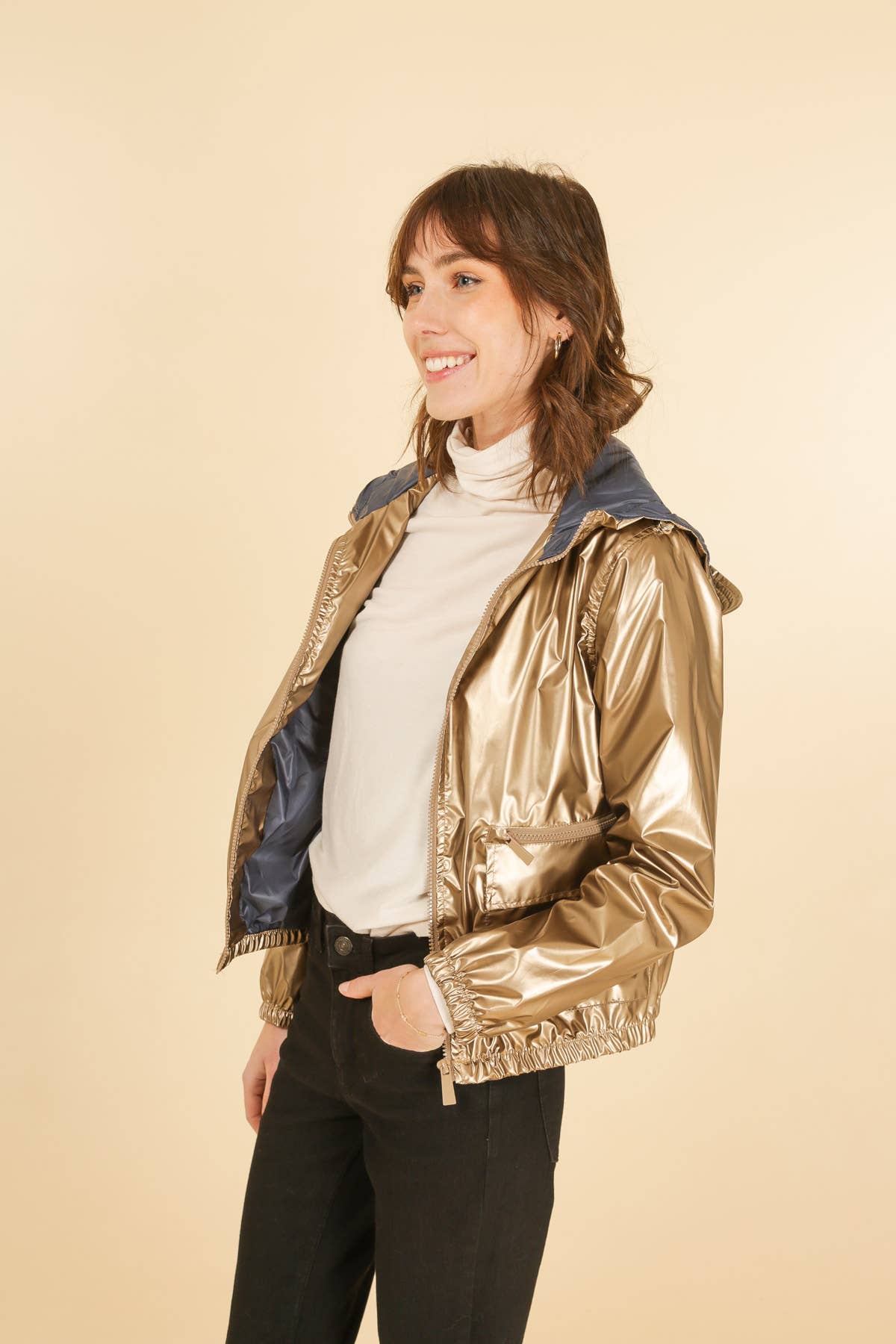 Attrait Paris – Engroshandel Vindjakke - Dame – Kort metallisk vindjakke med hætte og integreret skygge2