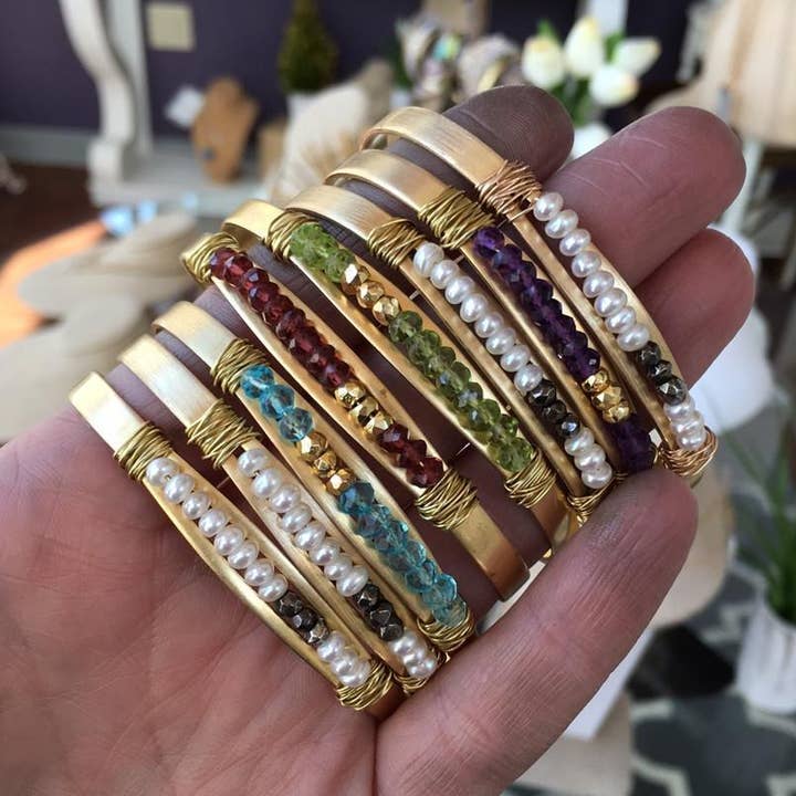 Polsino con pietre preziose. per la vendita all'ingrosso da parte di Isabelle Grace Jewelry