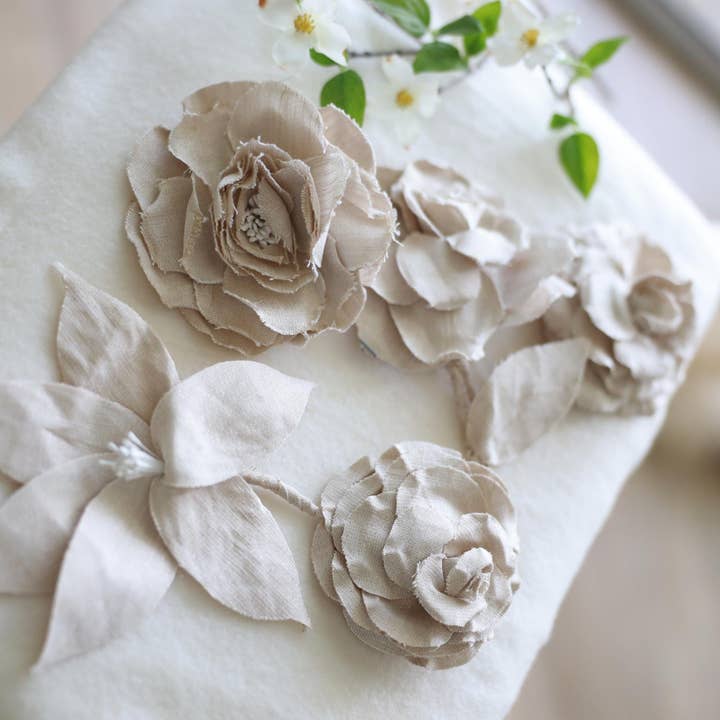 Linneblomsbrosch – Handgjord Neutral Blompin för wholesale av Finer Embroidery