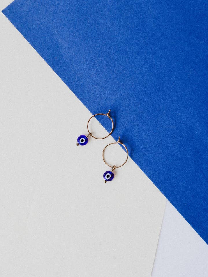 Orecchini a cerchio in oro con occhio malvagio per la vendita all'ingrosso da parte di Bali Soul