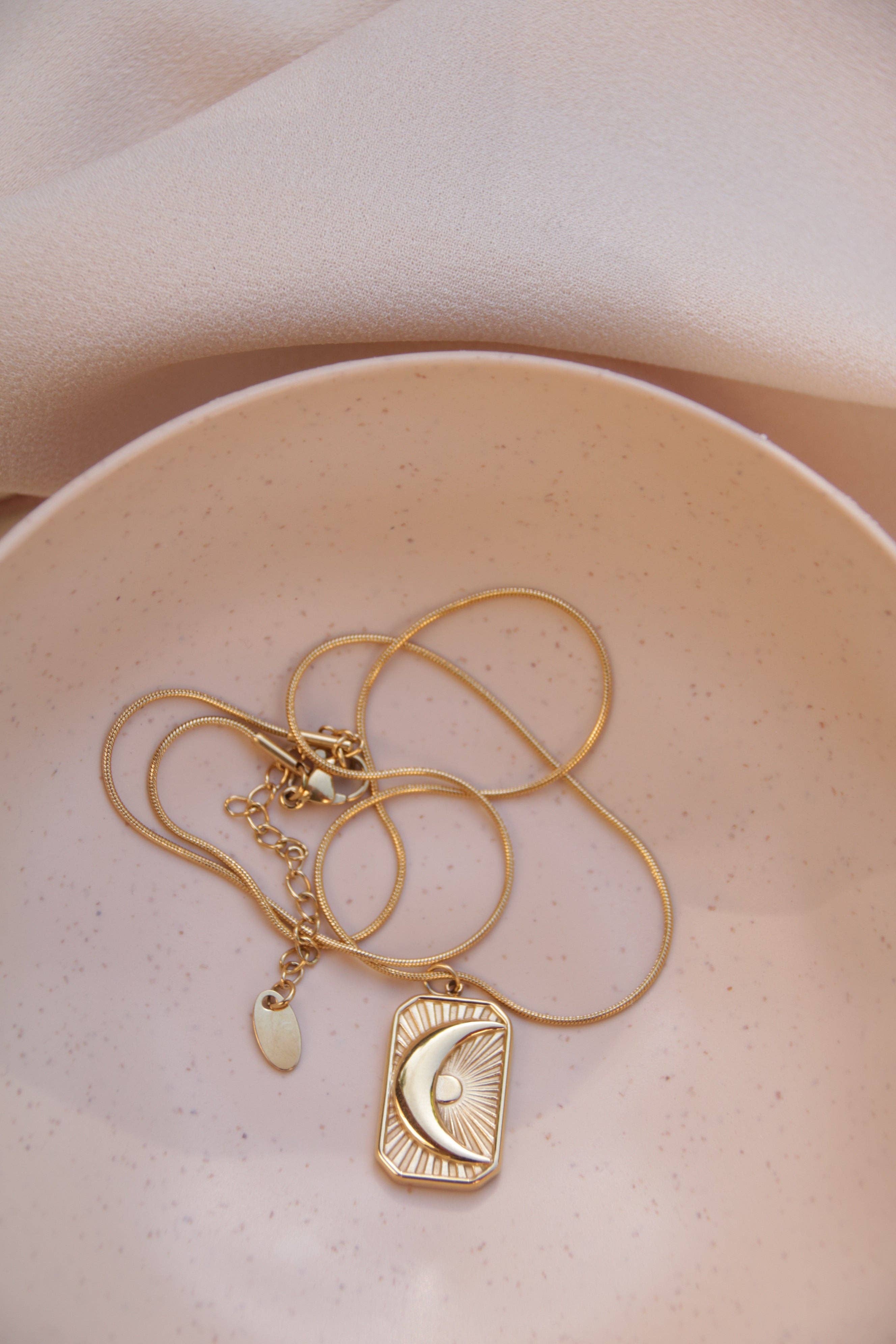 Positiva Jewelry – Engroshandel Halskæde med vedhæng – 18k forgyldt halskæde i rustfrit stål med månevedhæng9