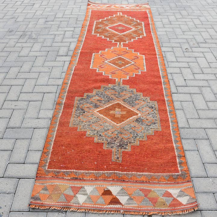 Tapis Géométrique Orange Vintage, Fait Main 3x10,4 Pieds pour la vente par Vintage Rugs Loom