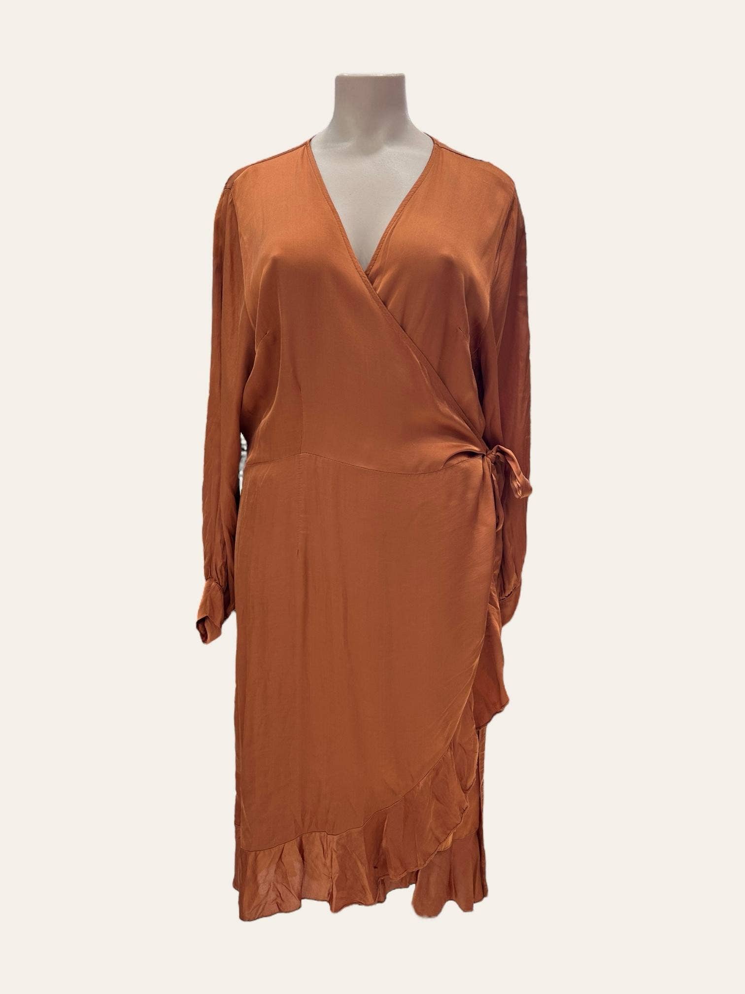 C'MELODIE – wholesale Klänning - Dam – Stor Storlek - Elegant Damklänning med Långa Ärmar6