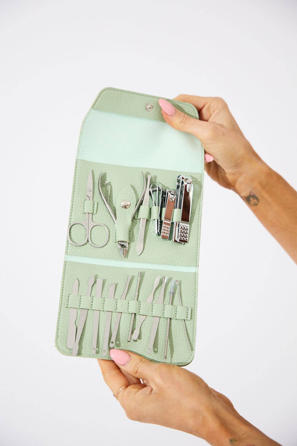 Nakoa The Label - Wholesale Nailcare set - Vegan PU Leather Manicure Set - Light Green3