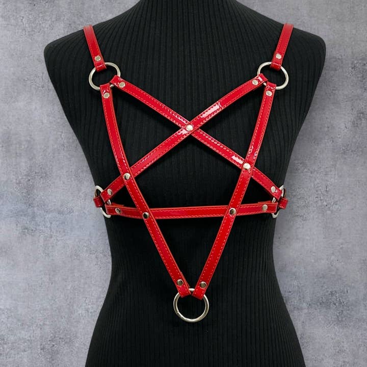 XH245P IMBRACATURA PENTAGRAMMA IN PELLE LUCIDA PATENTATA per la vendita all'ingrosso da parte di Funk Plus