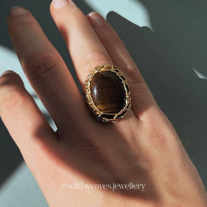 Guld handstickad cocktailring med tigeröga handgjord för wholesale av Wild Weaves Jewellery by Sara Lindgren