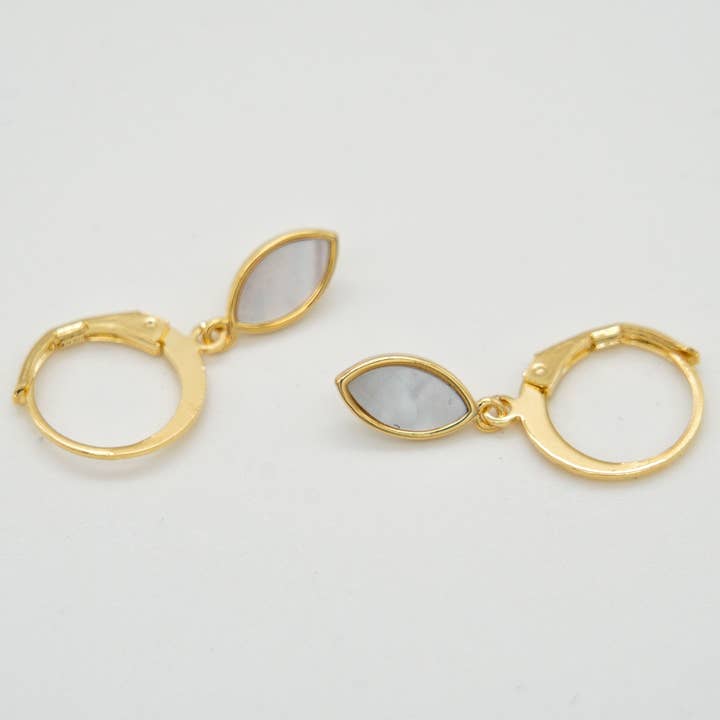 Orecchini in oro con pendente goccia in madreperla per la vendita all'ingrosso da parte di Sista Jewelry