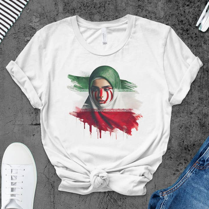 T-shirt Mahsa Amini, felpa per proteste iraniane, tazza Woman Life Freedom, regalo per mamma iraniana, stampata negli Stati Uniti per la vendita all'ingrosso da parte di FreakyTeeFactory