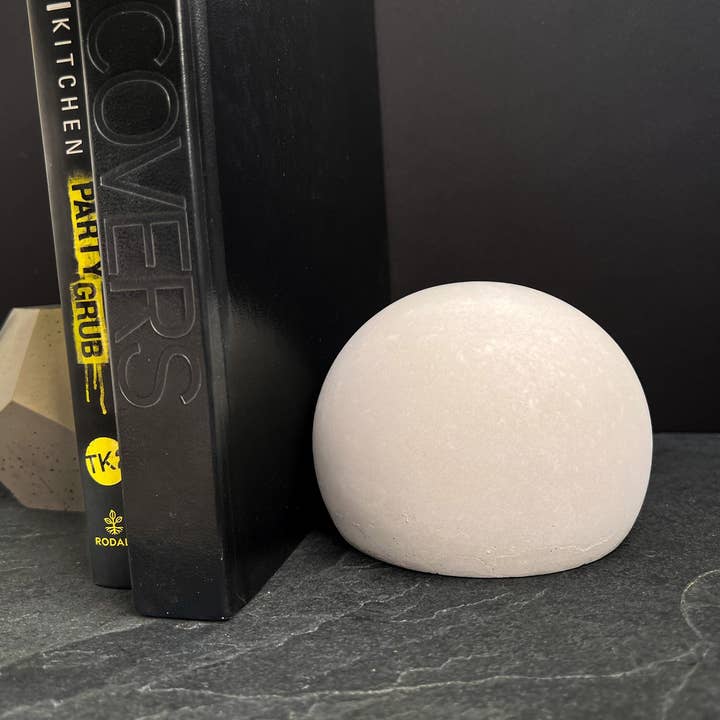 Minimal Loot Design – Suporte para livros por atacado – Suporte para livros em esferas em betão, escultura em bola redonda, decoração de prateleira de pedra, Orbe de cimento, Peso papel, Porta-livro industrial, Decoração de escritório minimalista