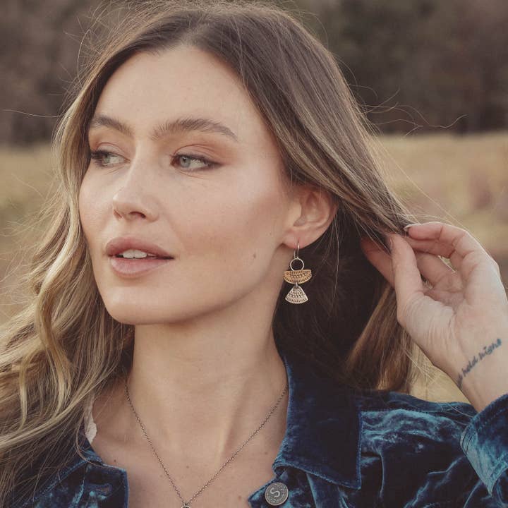 Asmi Mixed Duo Ohrringe, handgefertigte Ohrringe aus gemischtem Metall für den Großhandel von Sarah DeAngelo