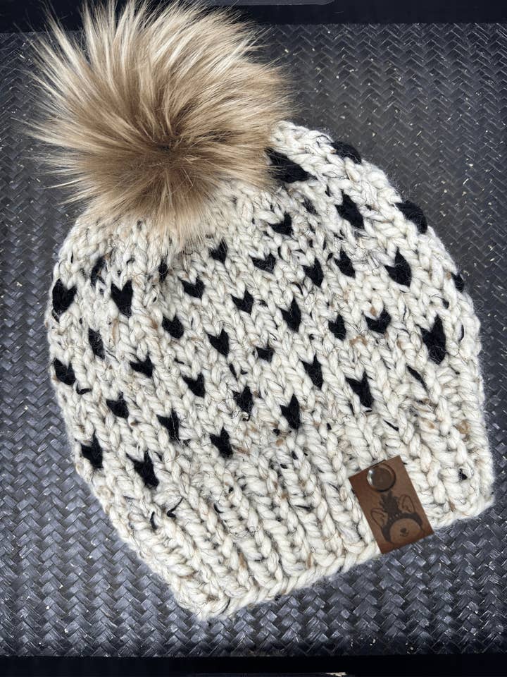 Berretto in maglia con farina d'avena con cuori neri  per la vendita all'ingrosso da parte di Cozy Knots & Paws