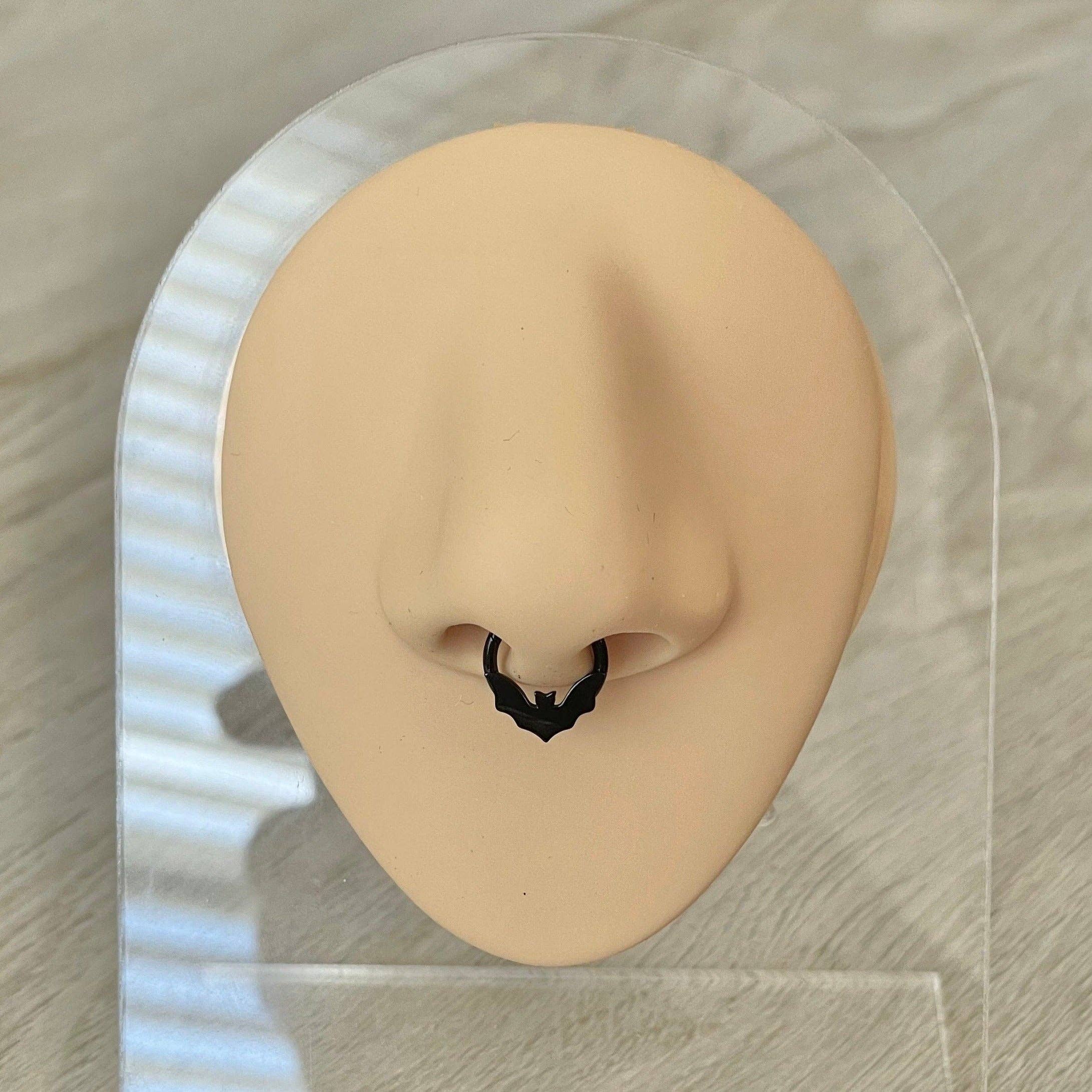 Elara Body Jewelry - Vente Anneau de nez - Piercing de septum chauve-souris noir (16G | 8 mm ou 10 mm | Acier chirurgical | Noir, or ou argent)4