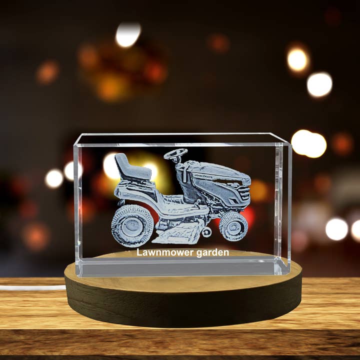 Plæneklipper udødeliggjort i 3D indgraveret krystal for engroshandel hos AB Crystal Collection