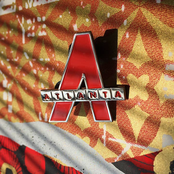 Épinglette en émail argenté doux ATLANTA pour la vente par NateDuval.com