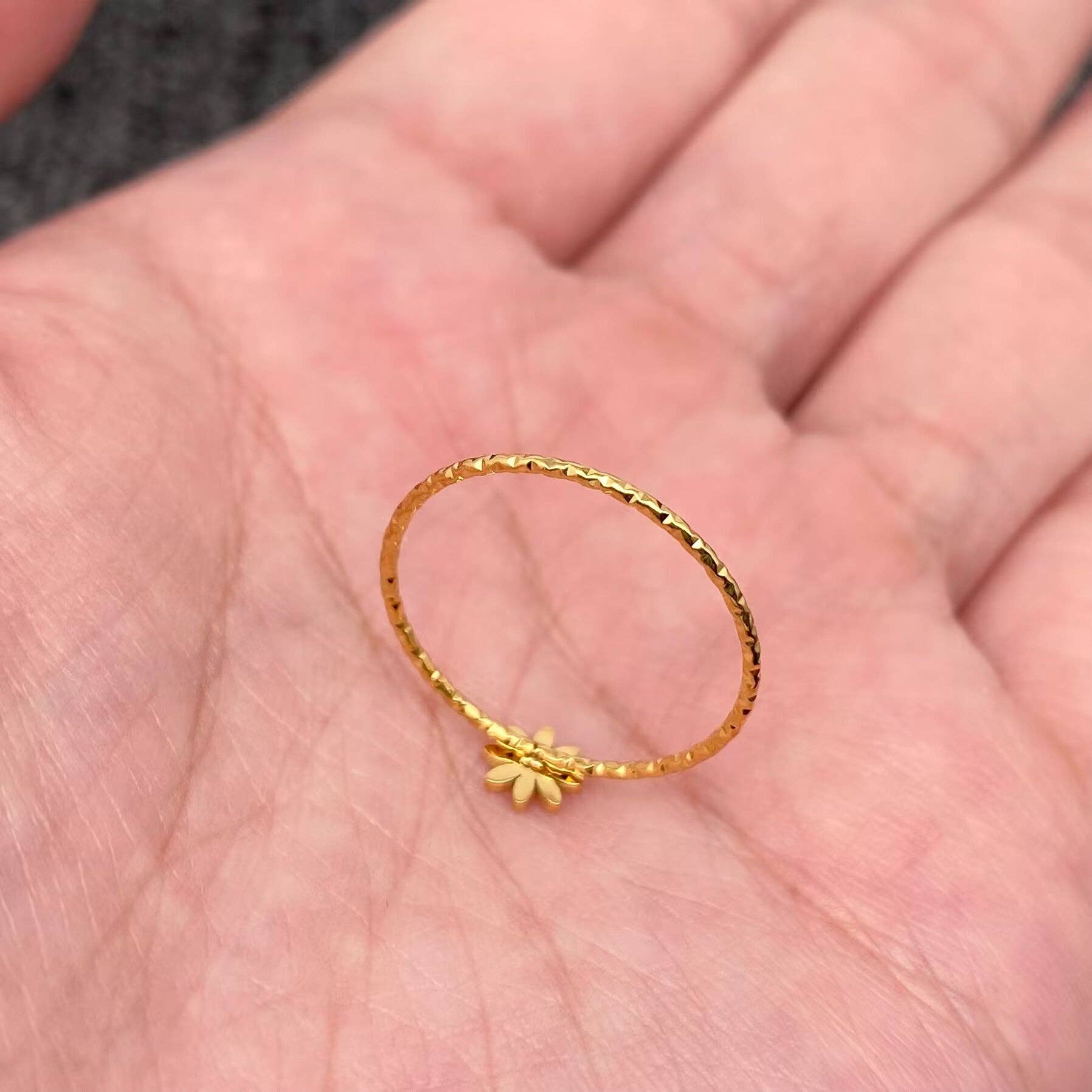 Mio Queena - Wholesale Cocktail/Statement Ring - Enamel Daisy 18K Gold Plated Stainless Steel Ring - FGS2