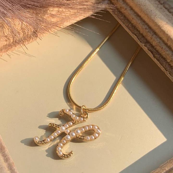 Collier de perles lettres initiales alphabet calligraphie pour la vente par MARMELO