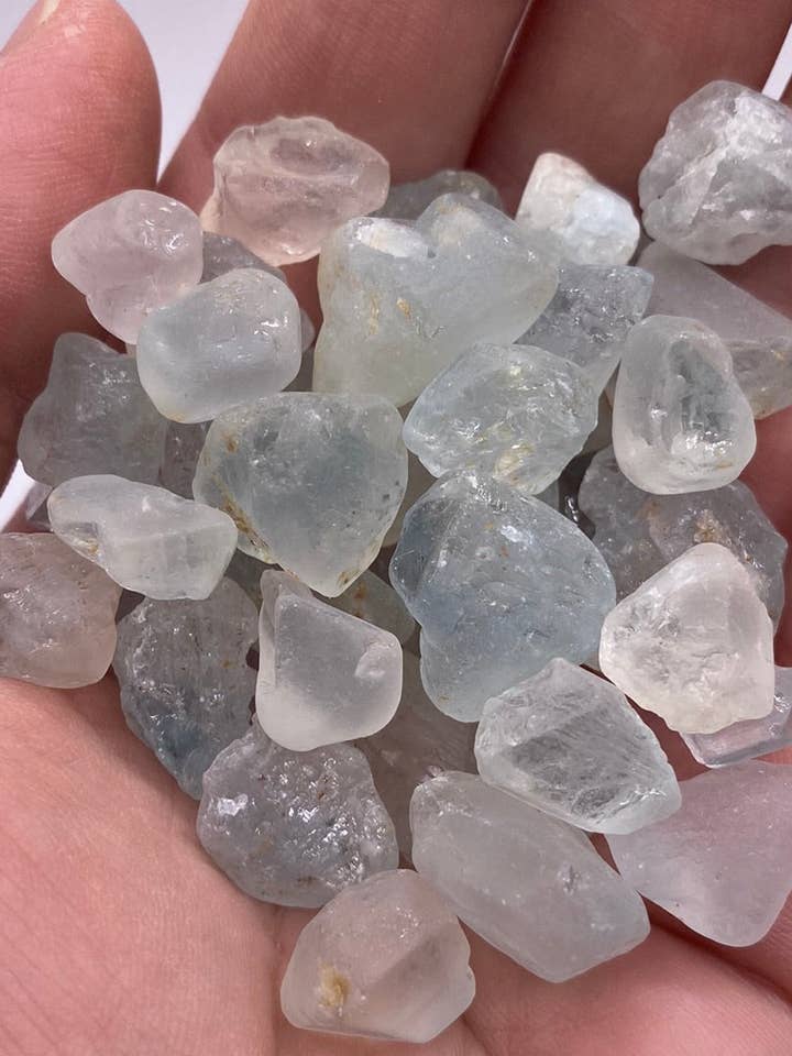 Topaze bleue grossièrement coupée (très petite) pour la vente par Moonbeam Healing