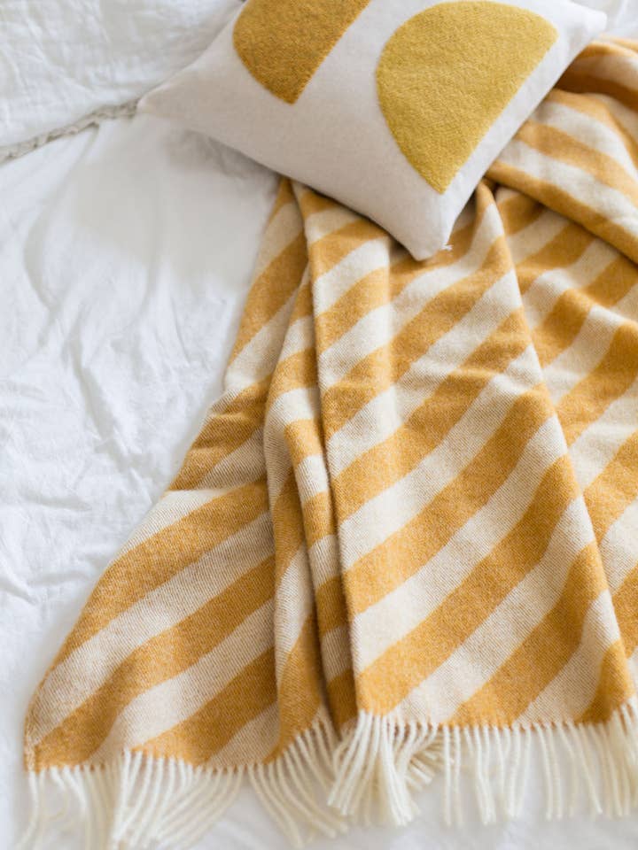 Filip Gele Lichtgewicht Pure Noorse Wol Deken voor wholesale door Funky Doris