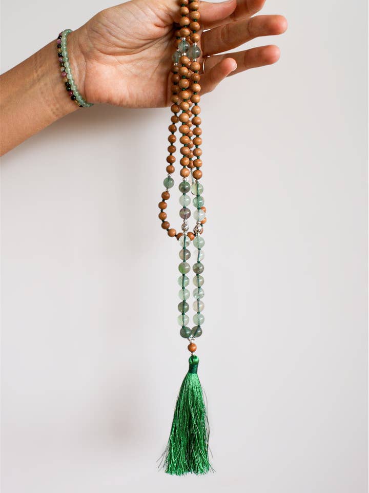 JAPA MALA EN FLUORITE ET SANTAL pour la vente par Calma Santa