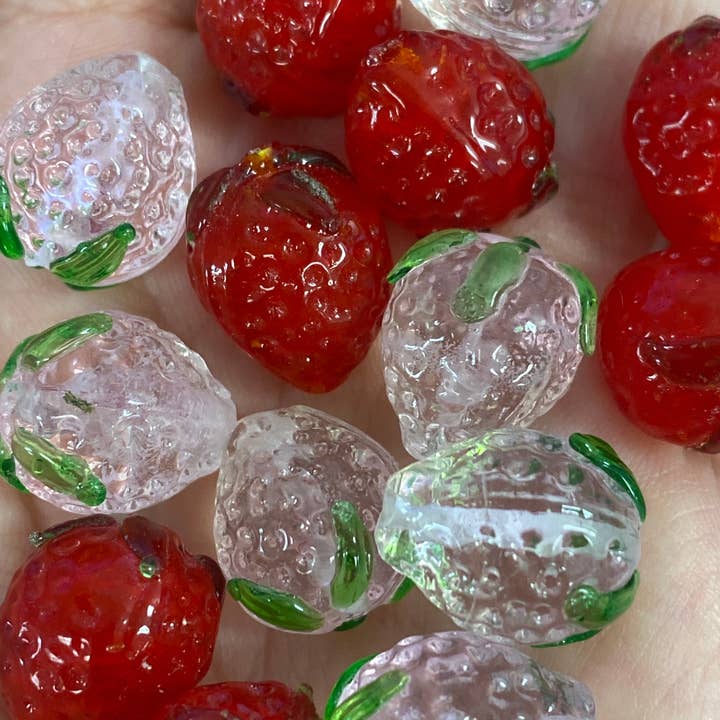 Perles de fraise en verre, perles de fruits à accent bohème des années 90, perles de fraises colorées Y2K, bijoux de bricolage pour bracelets, perles d'accent de fraise pour la vente par The Bead Bazaar