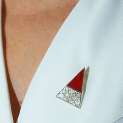 Spilla TRIANGLE argento con grafica rossa per la vendita all'ingrosso da parte di Siane