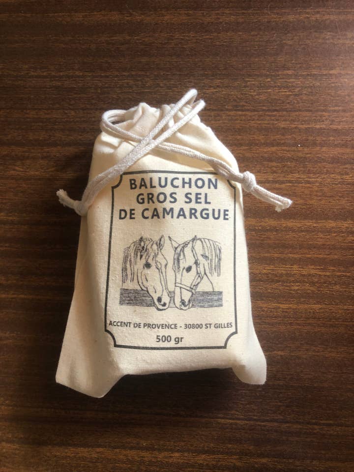 SACO DE ALGODÃO ORGÂNICO CAMARGUE DE SAL GROSSO DECORADO COM DUAS CABEÇAS DE CAVALO 500G por atacado de ACCENT DE PROVENCE
