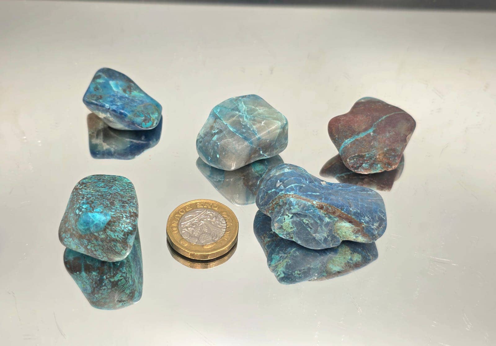 Distinction Crystals - Venta al por mayor Piedras/cristales espirituales - Cristales de Shattuckita en Cuarzo Pequeños Cantos Rodados Lote de 100g2