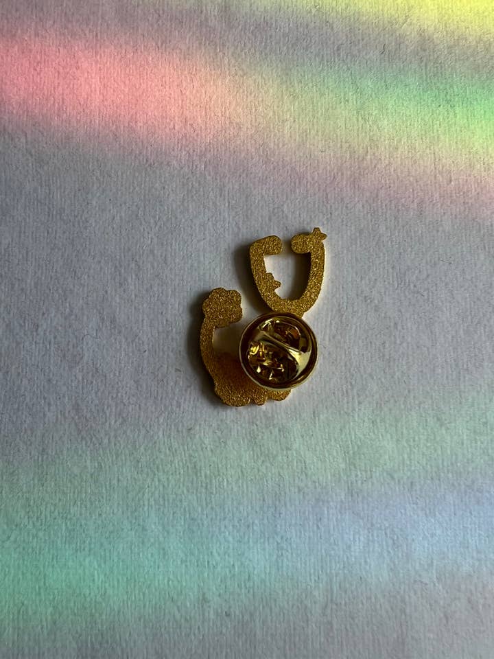 Épinglette en émail pour stéthoscope floral pour la vente par Mel's Crafty Corner