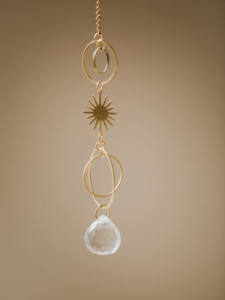 goldener Sonnenfänger "Stern" mit Regenbogenkristall für den Großhandel von walnutandcherry