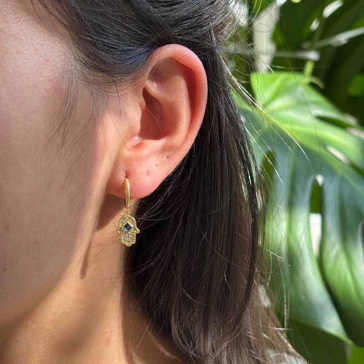 18k guldpläterade huggie-örhängen med cubic zirconia och hamsahand för wholesale av Ocean Ripples