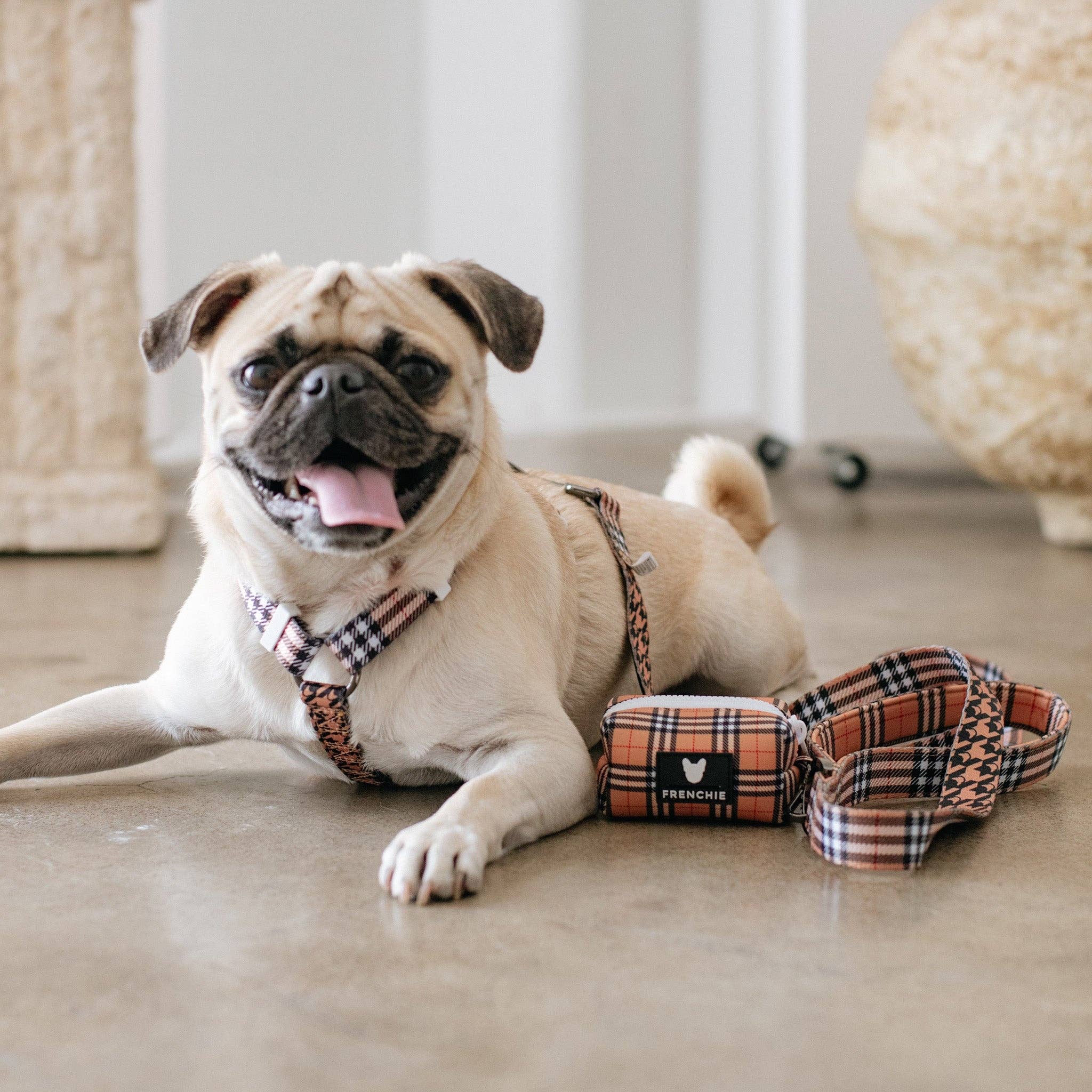 Frenchie – wholesale Bajspåseautomat – Frenchie Poo Väska Hållare - Tan Tartan1