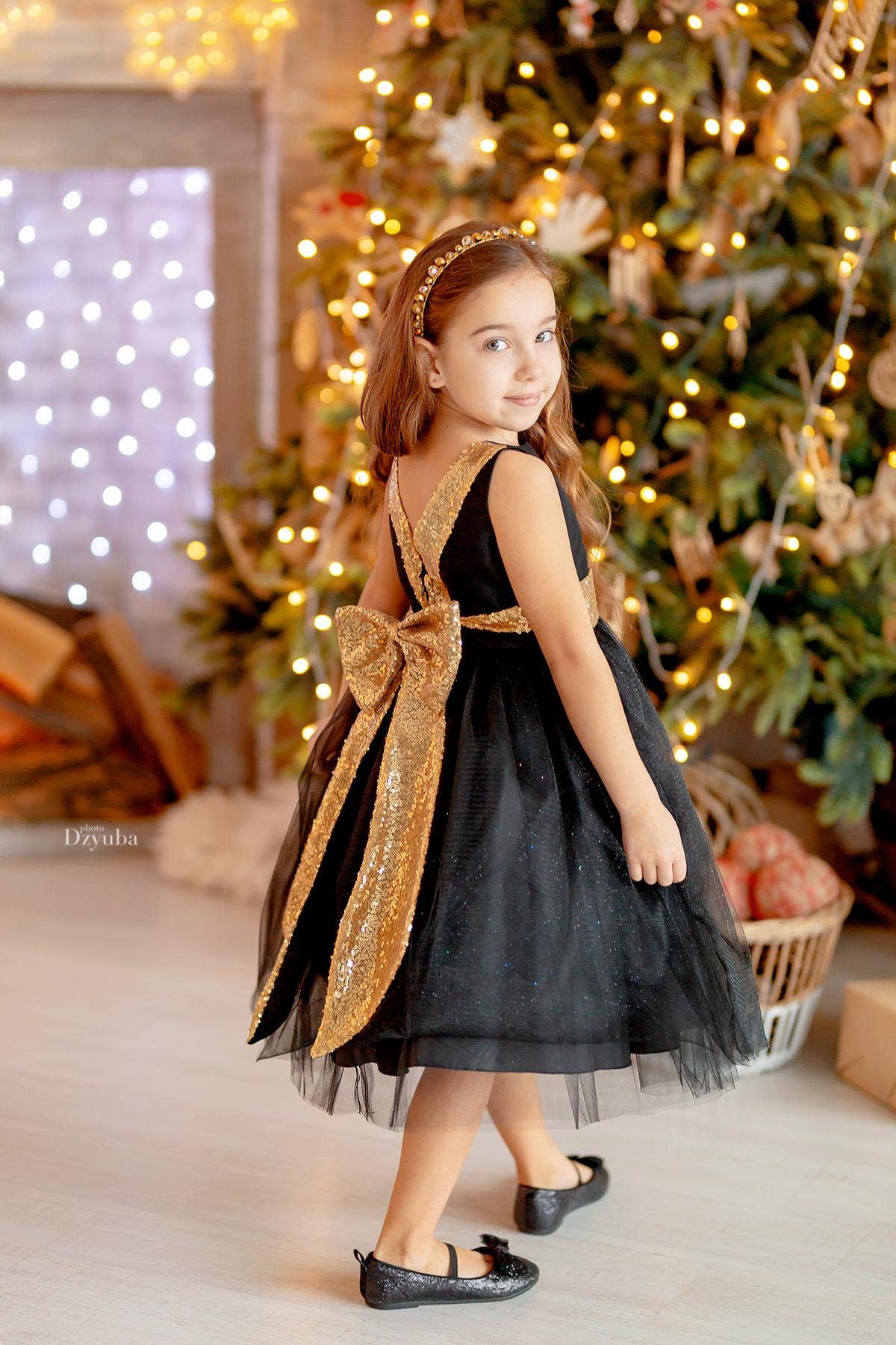 Kid's Dream - Vendita all'ingrosso Vestito - Bambini - Abito da bambina con paillettes oro, scollo a V sul retro e fiocco, anche taglie grandi14