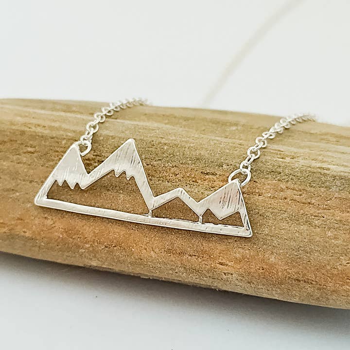 Colar Mountain, disponível em prata ou ouro por atacado de Piccadilly Pendants