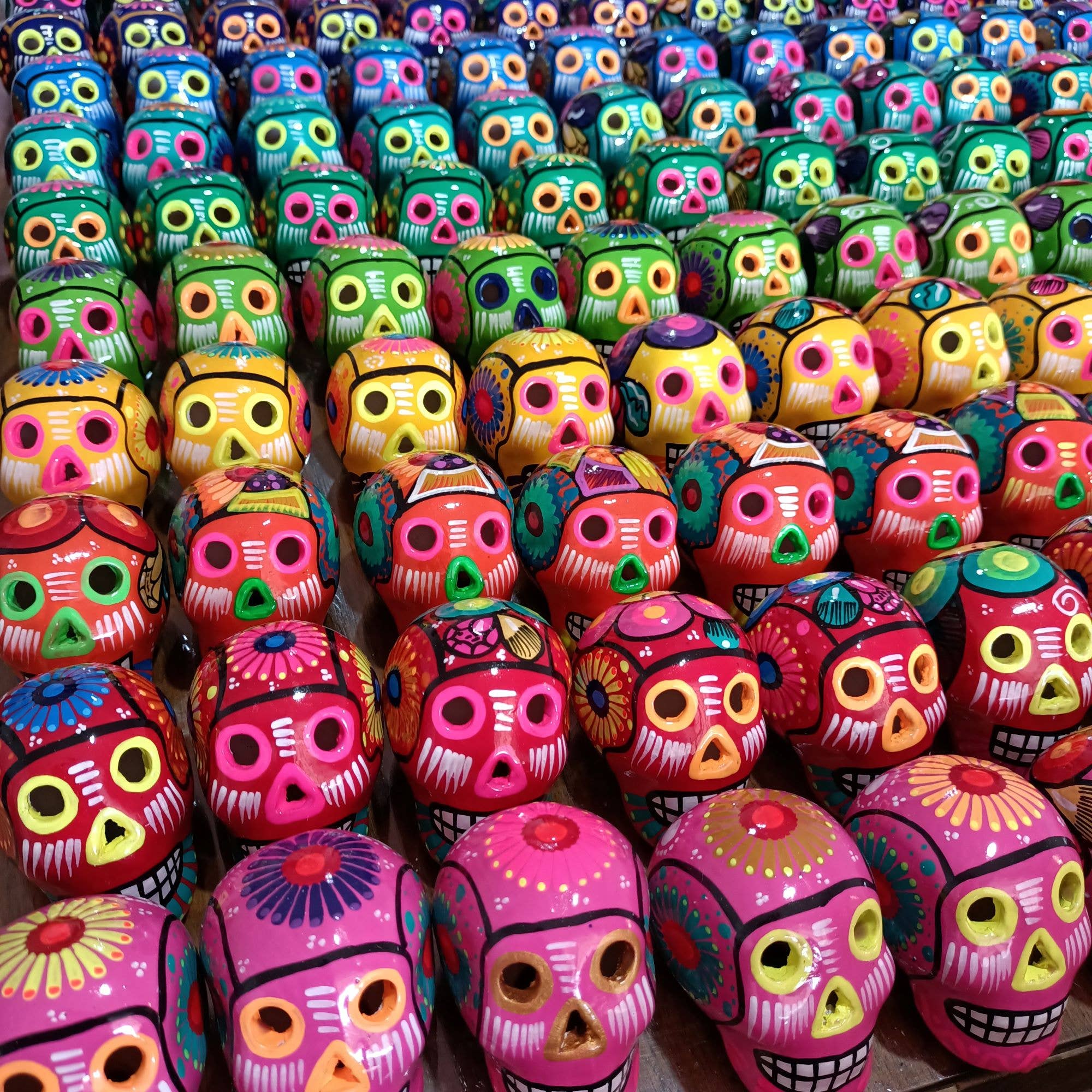 ArtMexico Ltd - Vente Décorations de table - 12 crânes en sucre mexicains peints en céramique Dia de Muertos Decor7