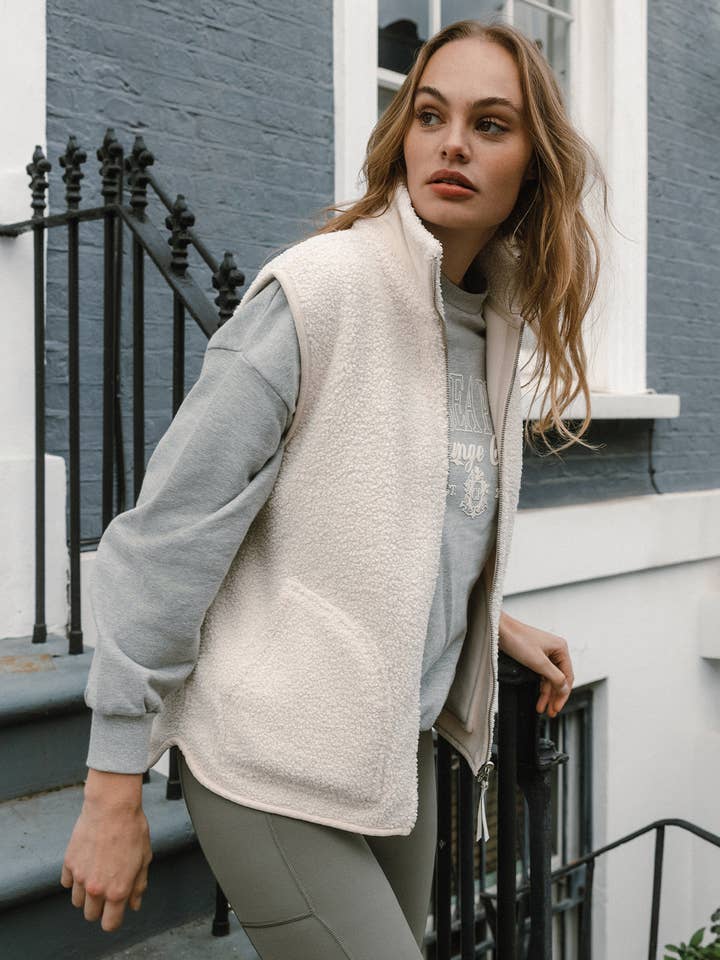 Borg Fleece Vändbar Väst - Krämfärgad för wholesale av Chelsea Peers