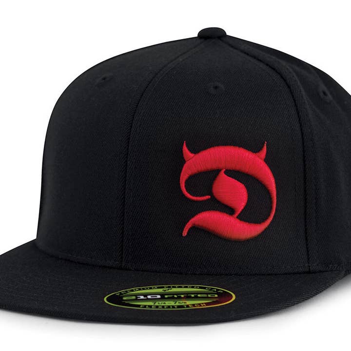 Casquette à bec plat en forme de D avec cornes pour la vente par Red Devil